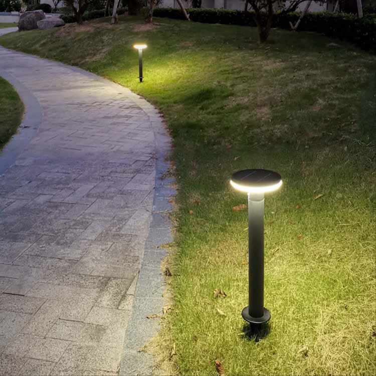 Zewnętrzny wodoodporny czujnik ruchu słonecznego IP44 Zasilany światłem LED Lampy trawnikowe z paneli słonecznych do oświetlenia ścieżek ogrodowych
